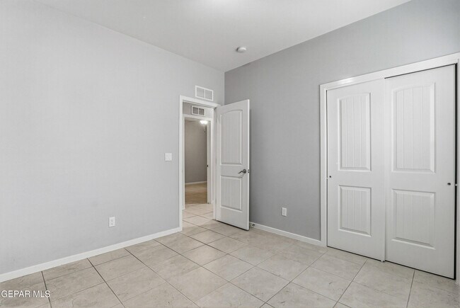 Building Photo - 11500 Summer Dr