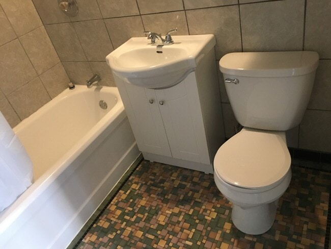 Building Photo - Available now!  517 S. 35th St.  4 Bedroom, 2 Bath Great Midtown location, 1 car garage.