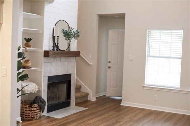 Building Photo - 830 Lone Star Dr