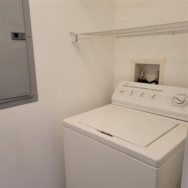 Building Photo - 1064 N Tamiami Trl