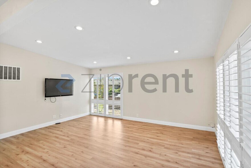 Building Photo - Unit