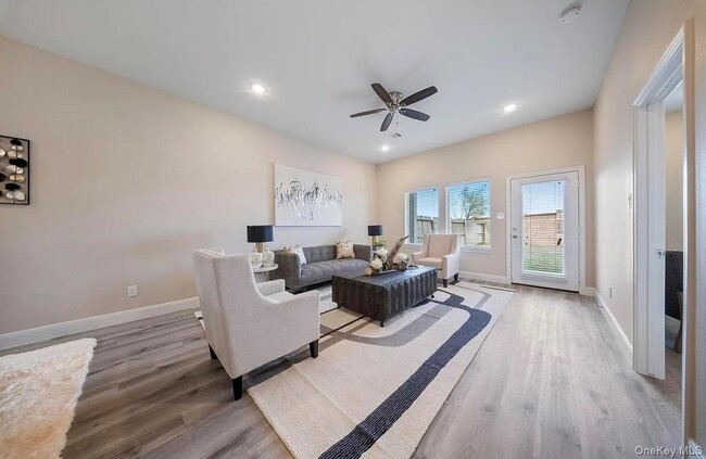 Building Photo - 1113 5th Ave