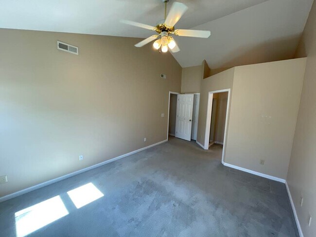 Building Photo - Room in House on Daingerfield Dr