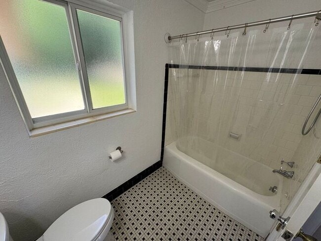 Building Photo - Pensacola - 2 bedroom, 2 bathroom w/ sunro...
