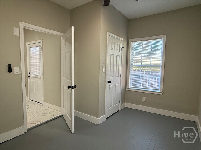 Building Photo - 728 W 39th St