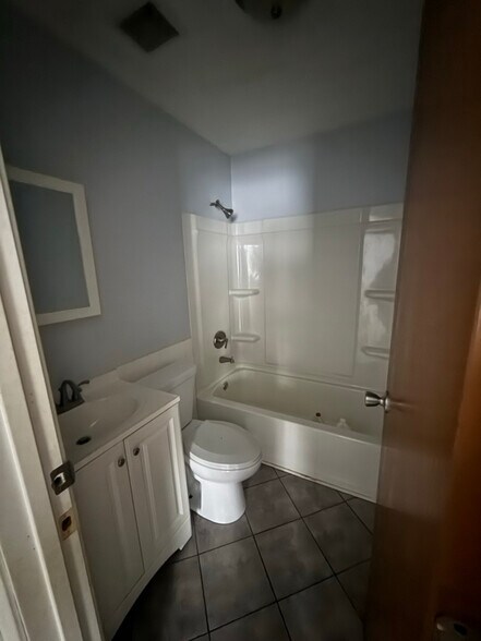 Building Photo - 328 Heath St