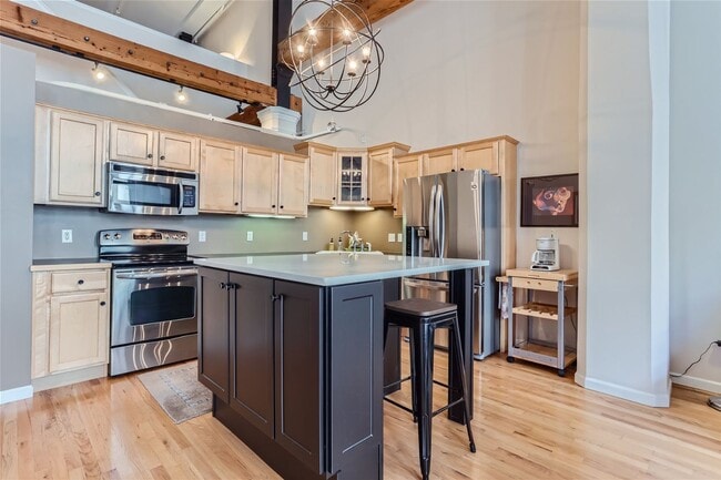 Building Photo - Stunning Downtown Loft w/23 ft. Ceilings -...