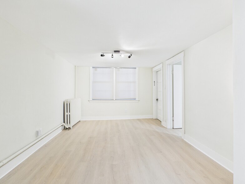 Building Photo - 1541 W Barry Ave