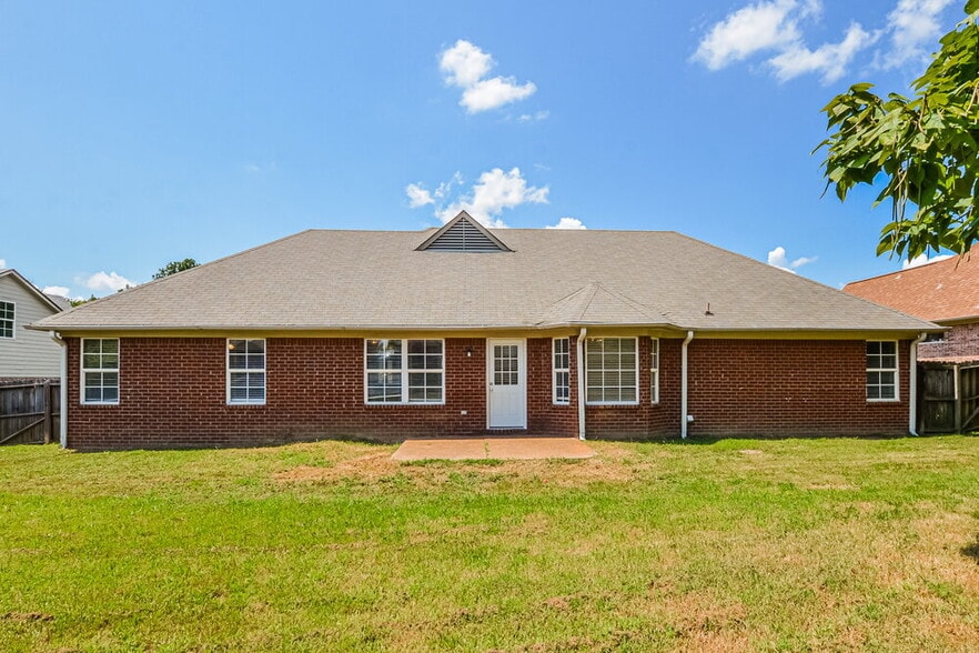 Building Photo - 4064 Sidlehill Dr