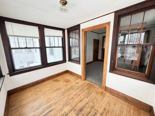 Building Photo - 2 Bedroom w/ Garage Option - AVAILABLE APRIL 24TH!