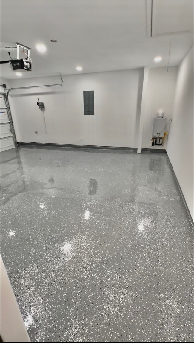 Building Photo - 5455 Desert Gln Dr