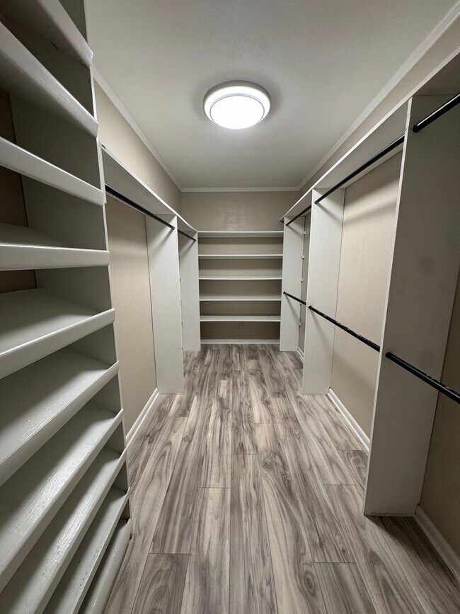 Building Photo - Incredible 4 Bed / 2 Bath updated Home, Available Now!