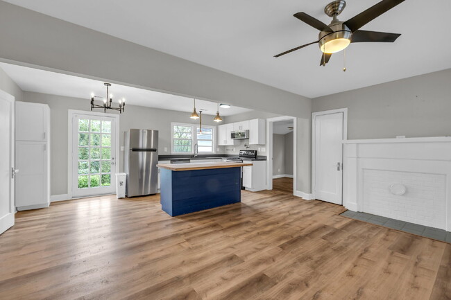 Building Photo - Charming Stuart Heights Home – Spacious, S...