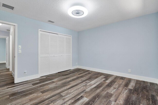 Building Photo - 624 Deer Creek Blvd
