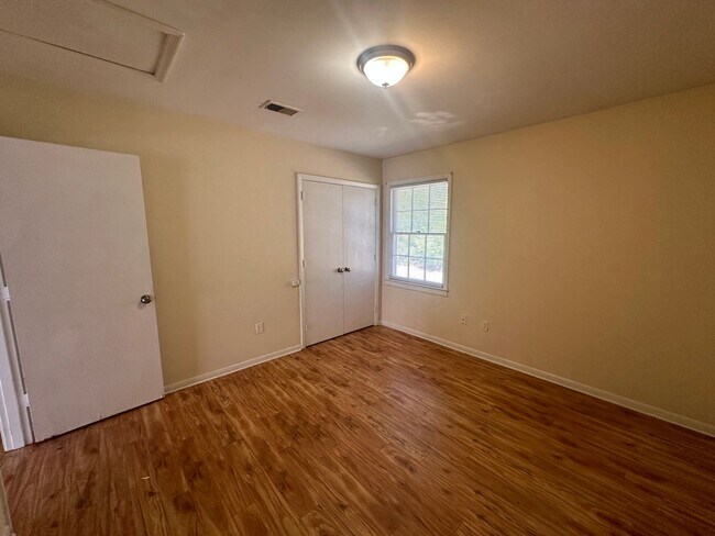 Building Photo - 801 Montclair Dr