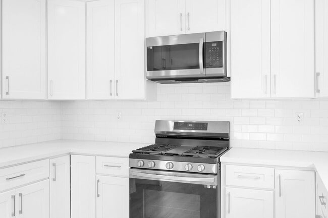 Building Photo - 3 Bedroom and 2 Bathroom Home – Close to C...