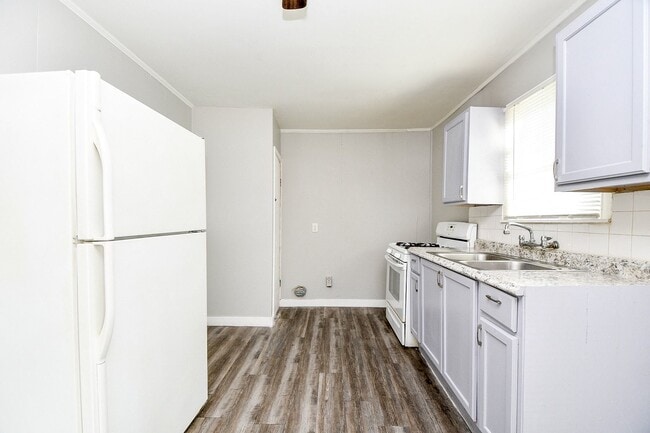 Building Photo - 5000 Noble St