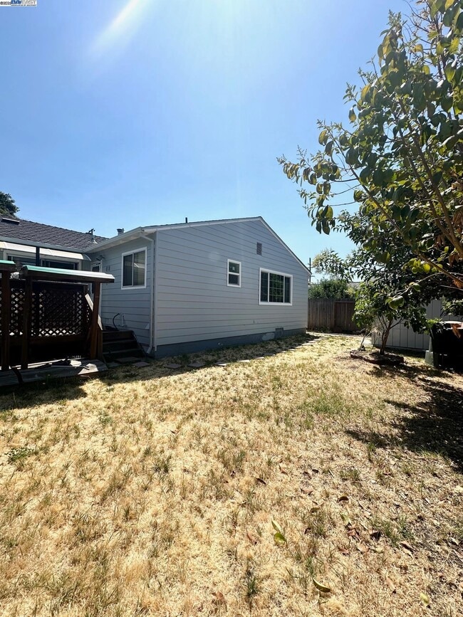 Building Photo - 2117 Thomas Ave
