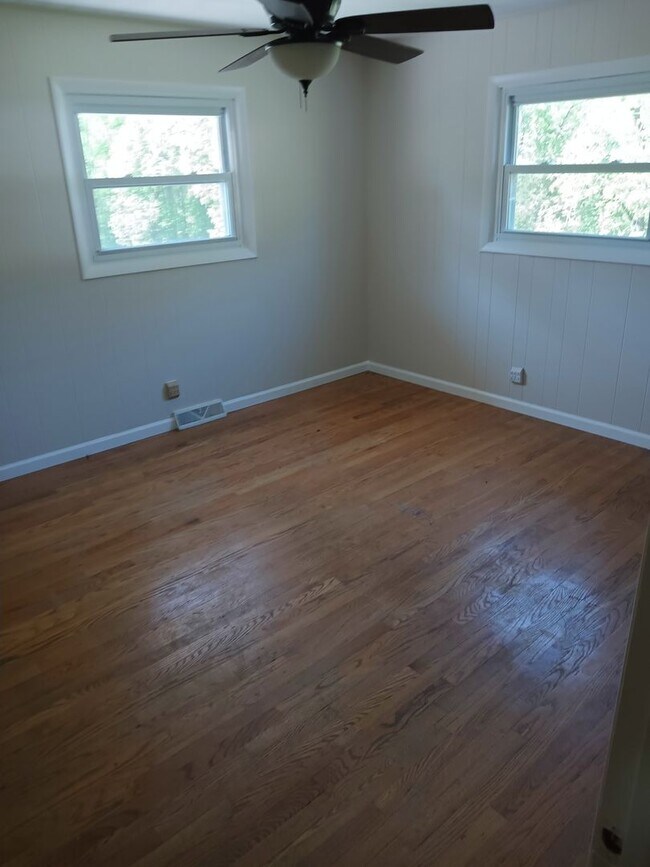 Building Photo - 3 or 4 Bedroom / 2 Bath Home   Kingsport TN
