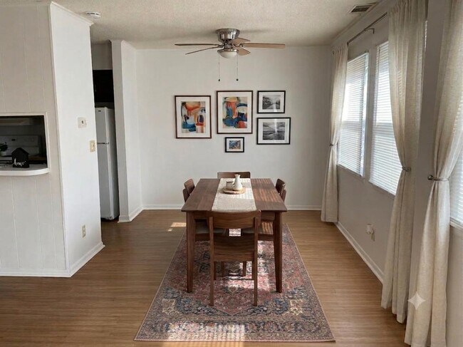 Building Photo - 930 Briar Manor
