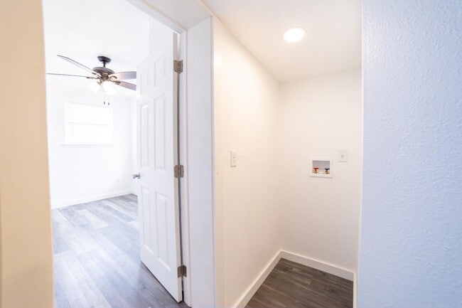 Building Photo - 611 Rochambeau St