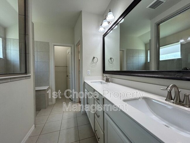 Building Photo - 952 Pinnacle Ridge Rd