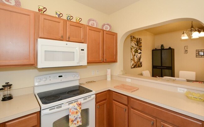 Building Photo - Lakeside Village Townhouse 2 Bedroom  2.5 Bath Available for Short-Term Rental