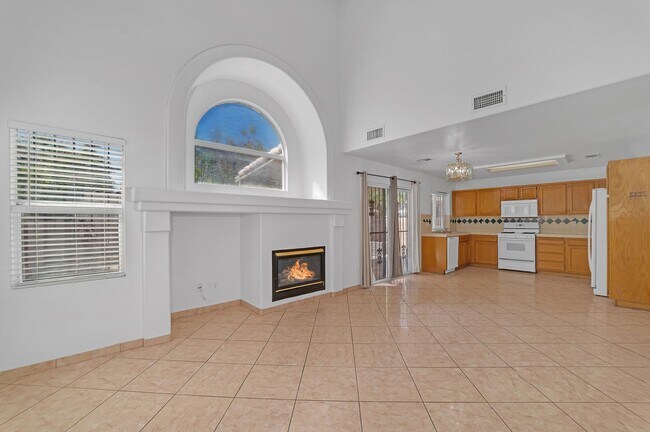 Building Photo - Beautiful 5 Bedroom/3 Bathroom Home in Eas...