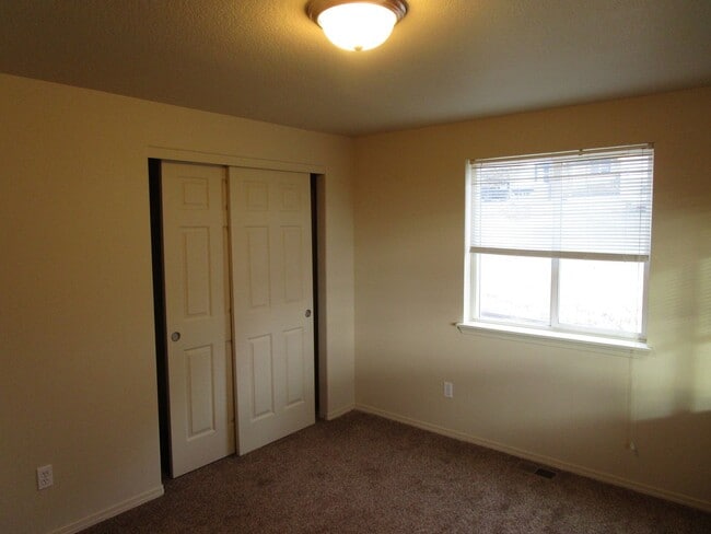 Building Photo - Open Feel Home in Ochoco West Subdivision - Electricity Included! Available Soon!