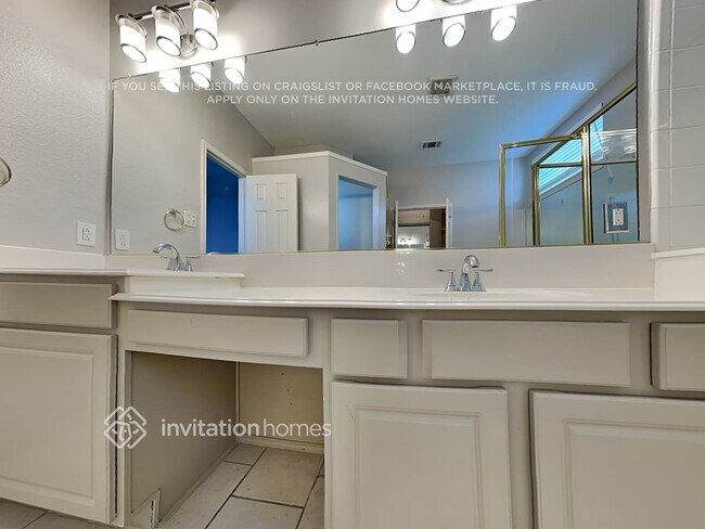 Building Photo - 1755 Cresthill Dr