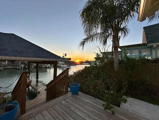 Building Photo - 1113 Pompano Ave