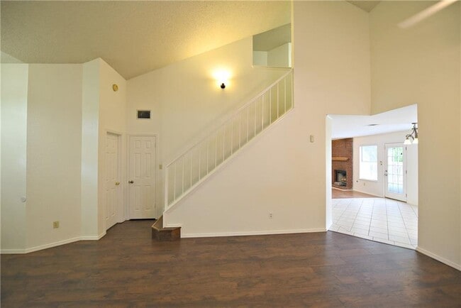 Building Photo - 1002 Dover Pass