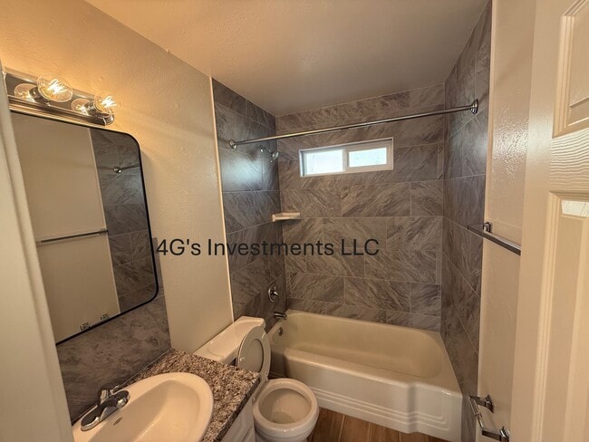 Building Photo - 3302 E Edgecliff Dr