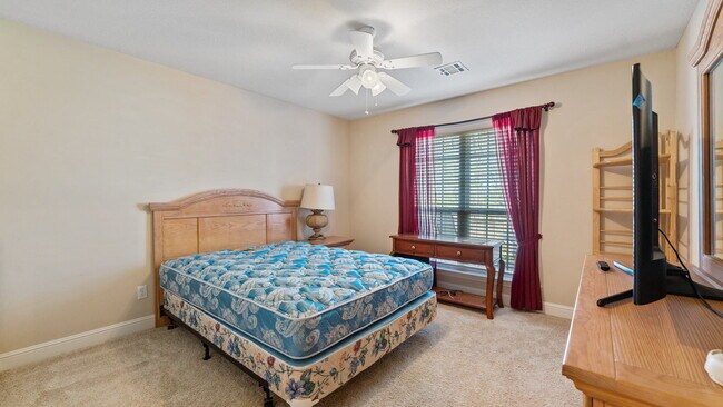 Building Photo - "Lovely 3-Bed Home with Granite Kitchen & ...