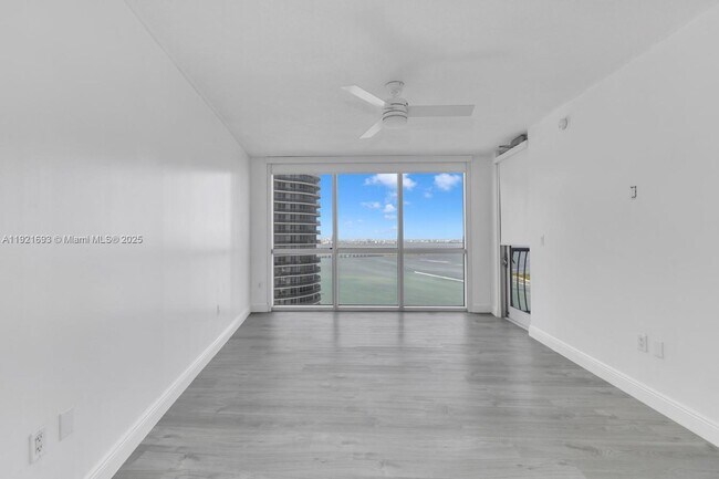 Building Photo - 1750 N Bayshore Dr