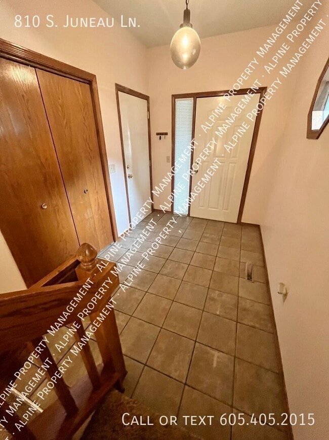 Building Photo - 810 S Juneau Ln