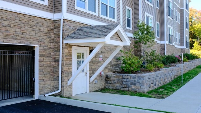 Building Photo - 2 bed, 1 bath apartment with washer and dryer included