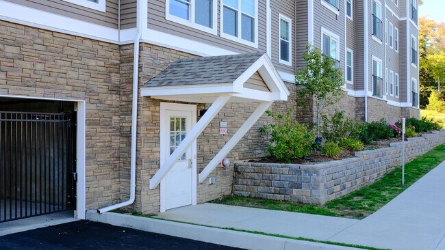 Building Photo - 2 bed, 1 bath townhouse style apartment with washer & dryer provided (45 Griffin Ln #201)