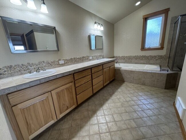 Building Photo - West Side location with amazing mountain views