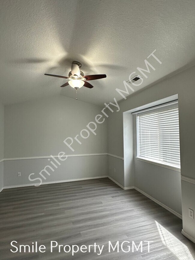 Building Photo - 3 Bedroom House in Happy Valley