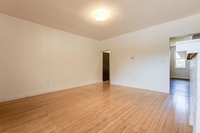 Building Photo - 2823 Cobden St