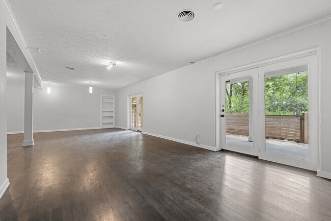 Building Photo - Tarrytown STUNNER!!!
