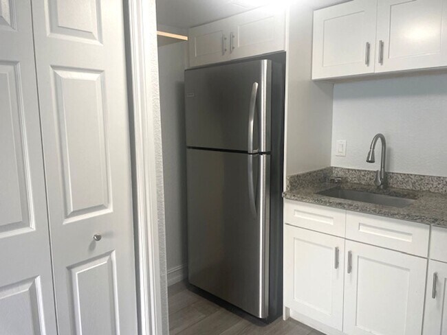 Building Photo - Charming 1-Bedroom Rental Close to Siesta Key Beach