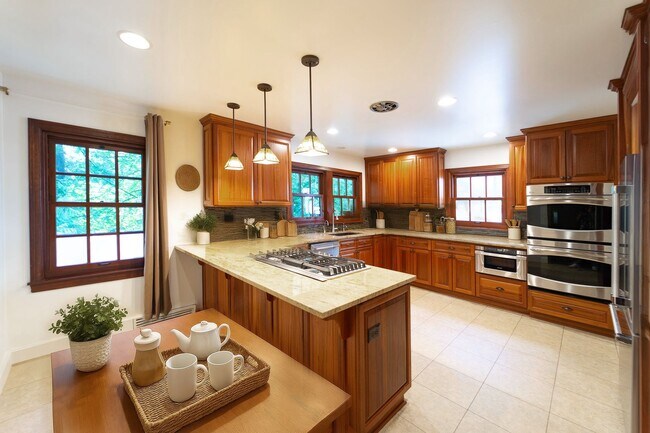 Building Photo - Luxurious Portland Heights home tucked away on a private street on nearly half an acre.