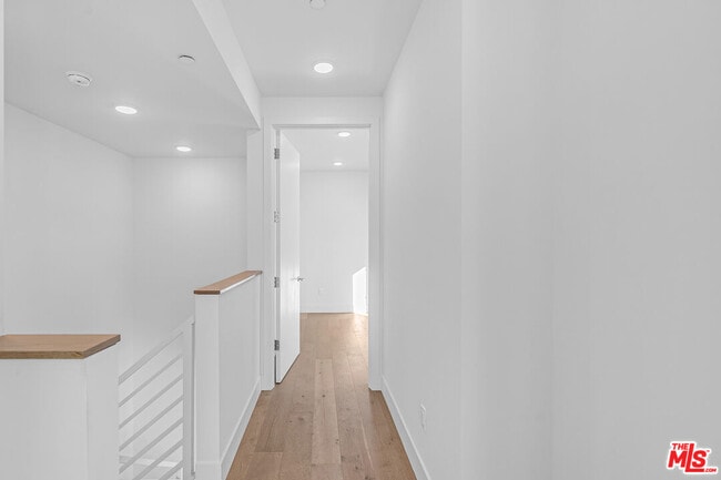 Building Photo - 2000 Beachwood Dr