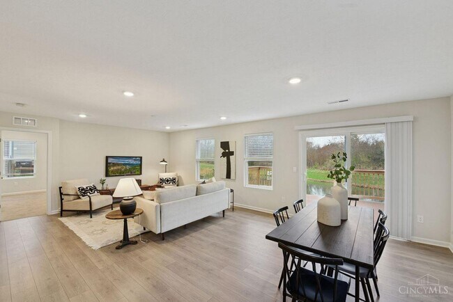 Building Photo - 5001 Lakeview Dr
