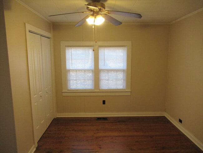 Building Photo - Charming 2-Bedroom Home Near Downtown Linc...