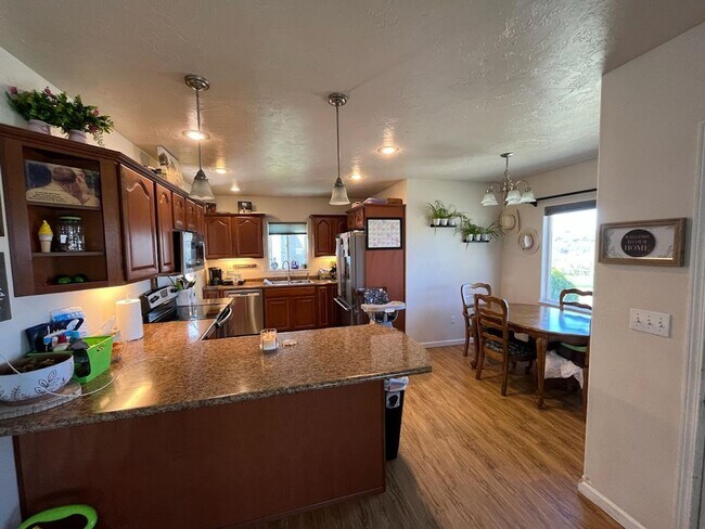 Building Photo - 4 Bedroom 2 Bath House on Prospect - Pet-Friendly!