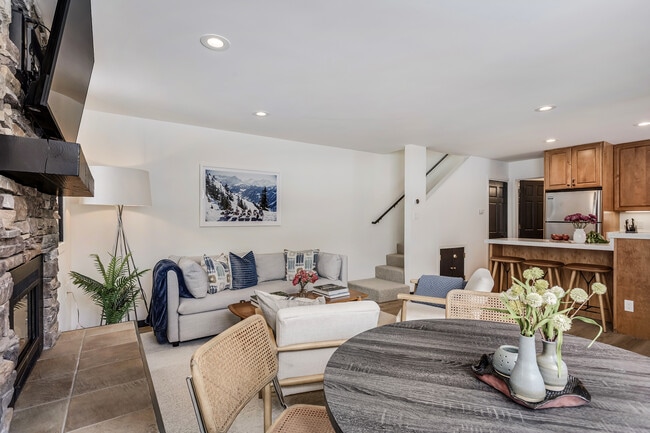 Building Photo - 135 Carriage Way