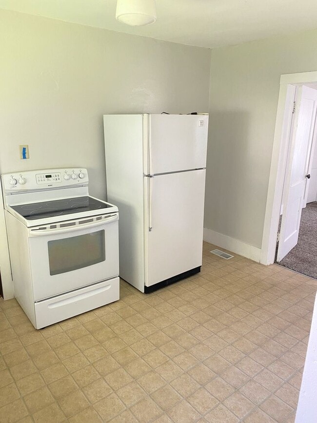Building Photo - 2 Bedroom Bungalow Home